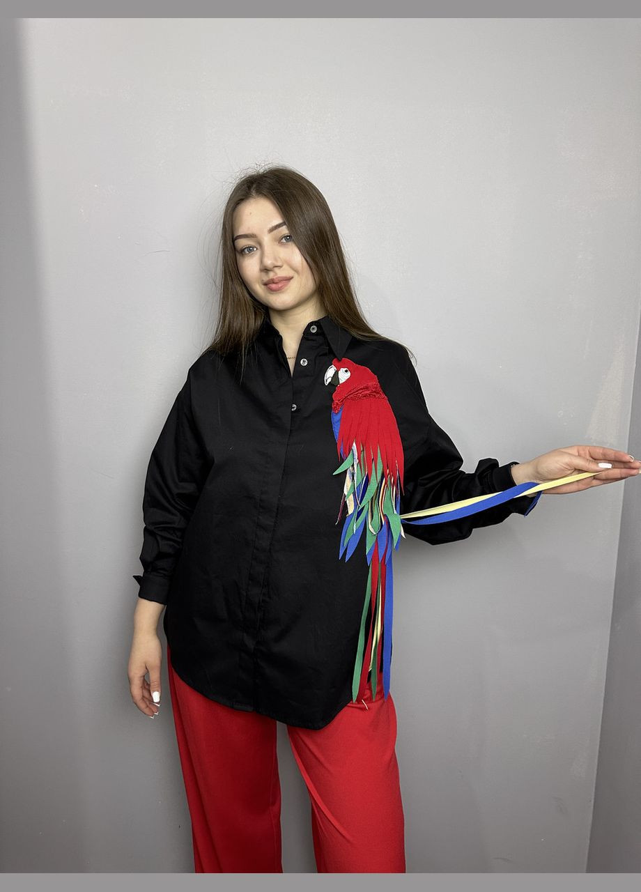 Черная демисезонная рубашка женская черная оверсайз с 3d аппликацией попугай mknk2091-1 Modna KAZKA