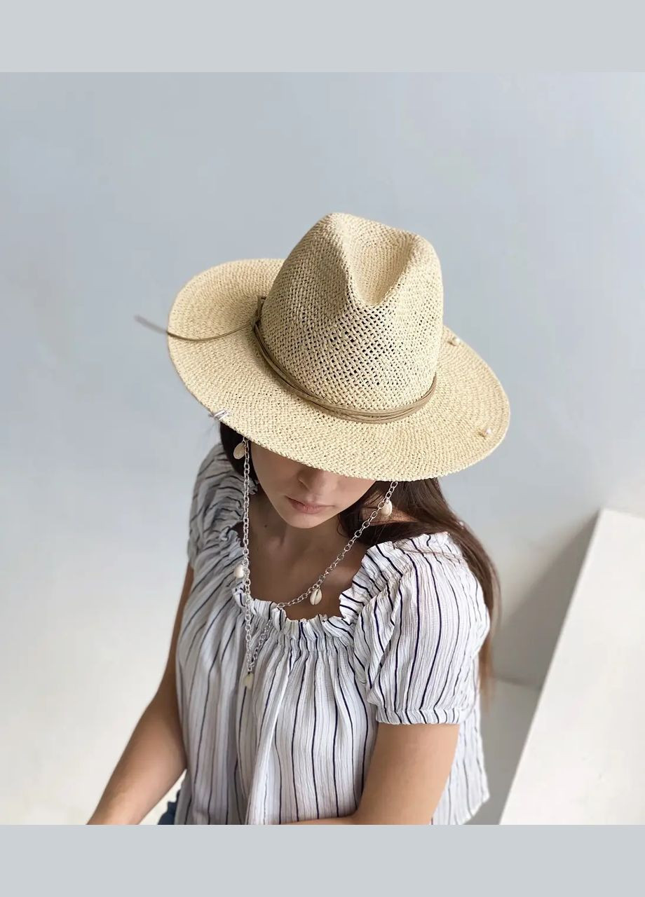 Шляпа женская на лето Федора с бежевый рафия с серебристой цепью и ракушками D.Hats (283022791)