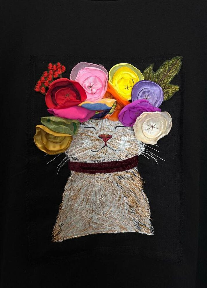 Черный женский свитшот цветочный кот с боковыми карманами mknk33345 Modna KAZKA (364179287)