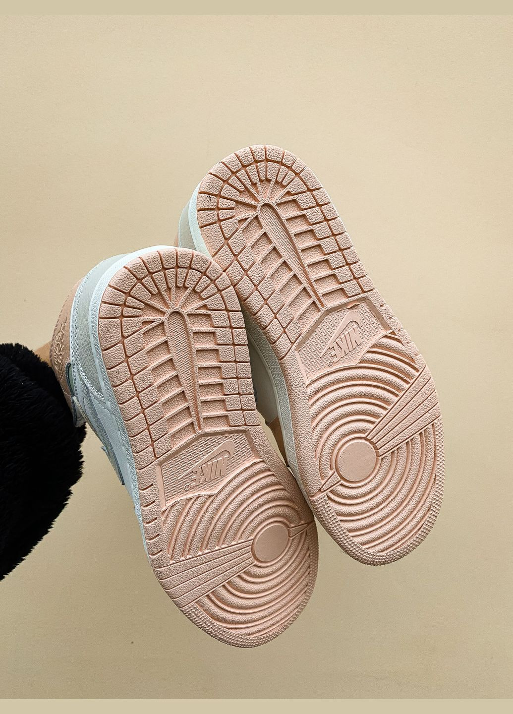 Кросівки зимові жіночі Nike Air Jordan 1 high winter gray pink white fur | Найк Аір Джордан 1 високі сірі рожеві білі з хутром No Brand сірі зими (308072636)