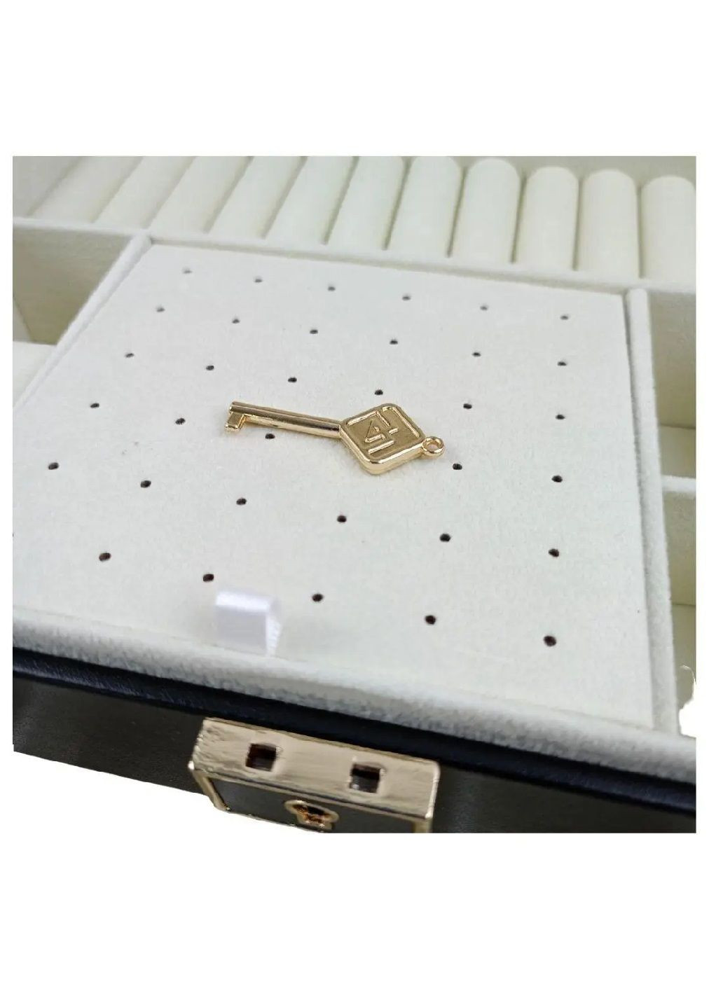 Скринька бокс кейс з рельєфним візерунком на кришці ключем для зберігання прикрас з екошкіри 23х13.5х17 см (481007-Prob) Чорна Unbranded (350752236)