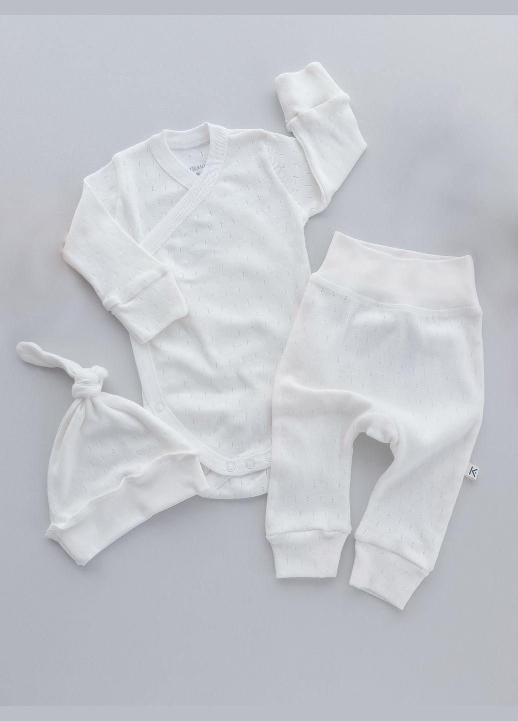 Молочний літній комплект для немовлят з ажурним візерунком (боді на запах з довгим рукавом, повзуни та шапочка) KRAKO