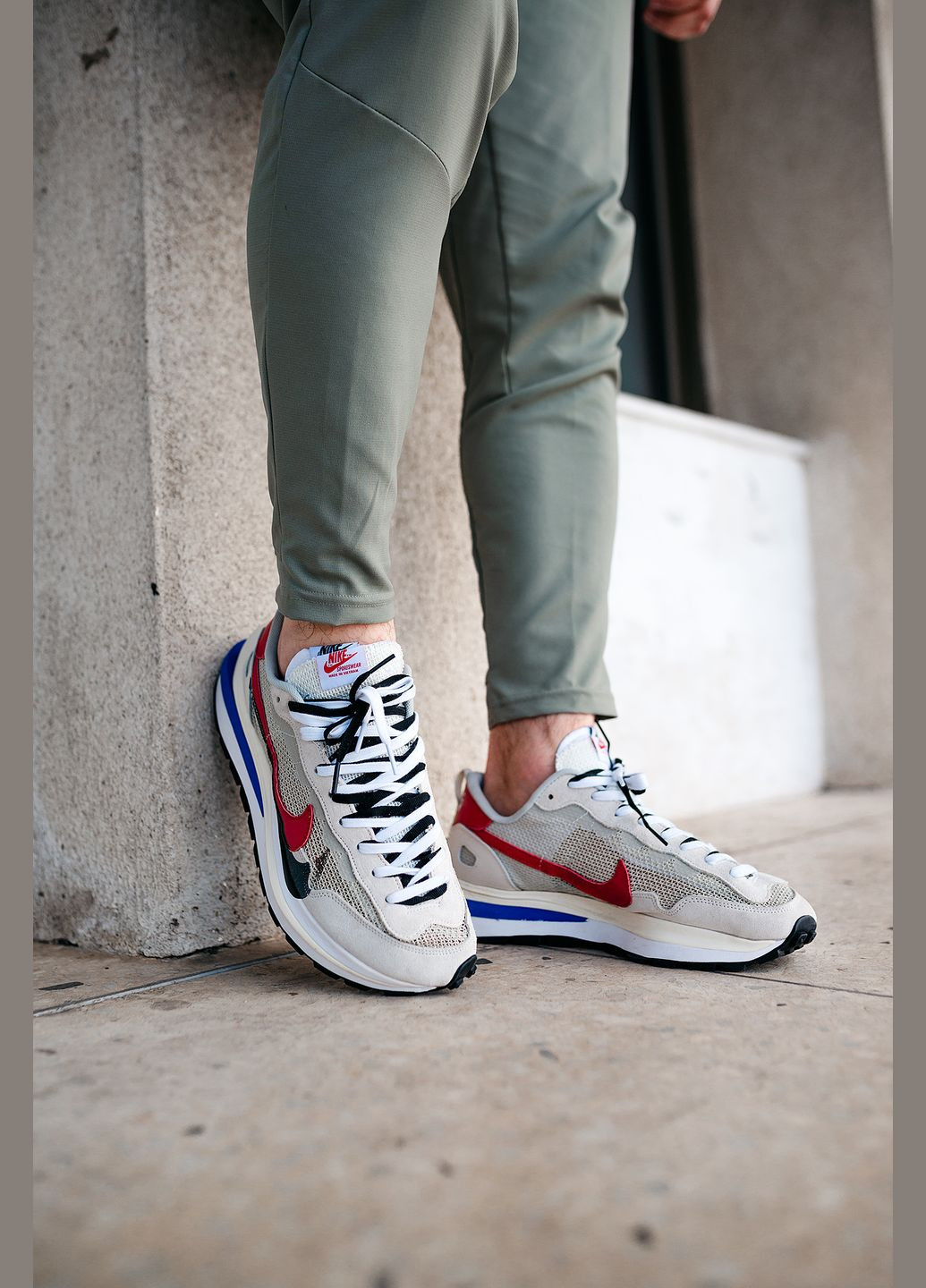 Белые демисезонные кроссовки мужские и женские nike vaporwaffle sport fuschia x sacai white | найк вапорвафл x сакаи белые No Brand