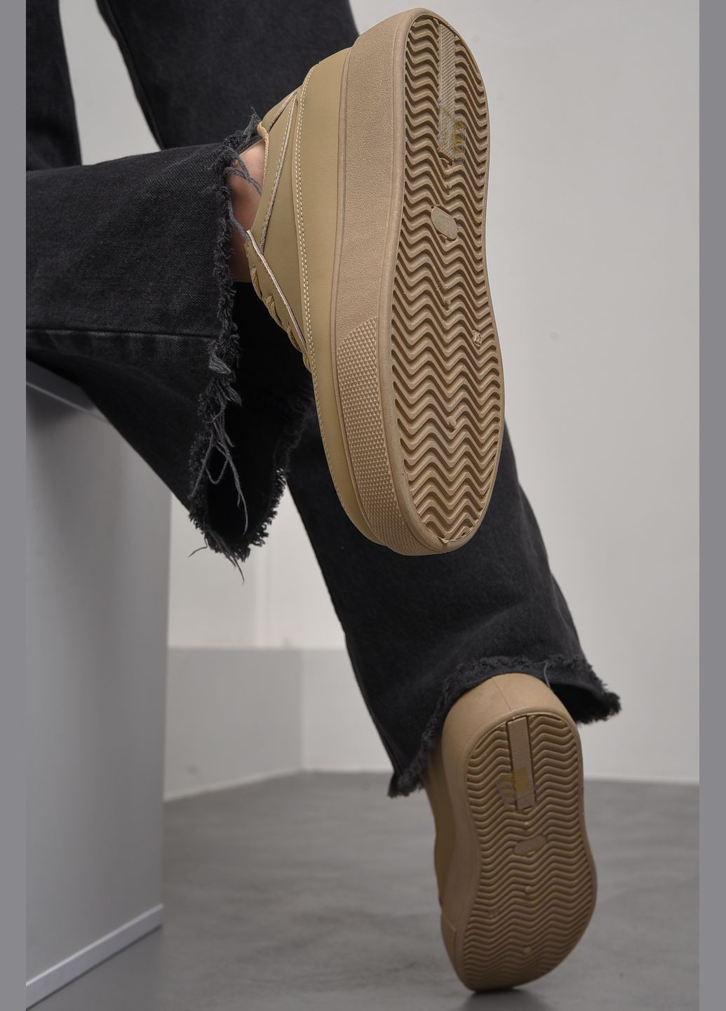 Темно-бежевые демисезонные кроссовки женские натуральная кожа темно-бежевого цвета на шнуровке Let's Shop