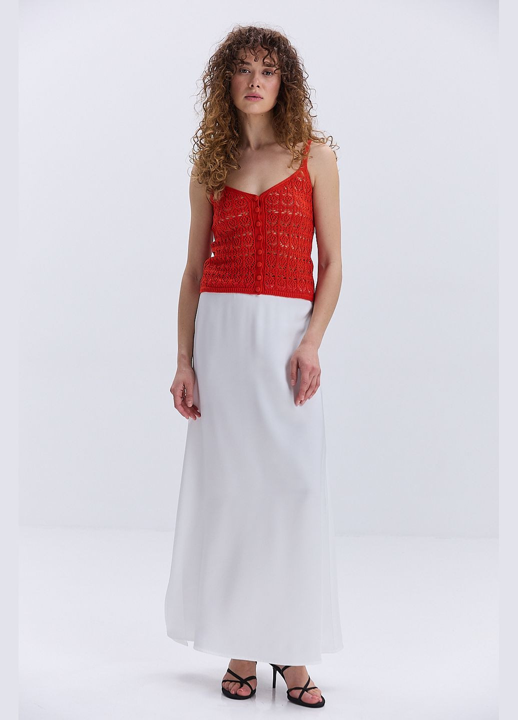 Молочная длинная атласная юбка-трапеция молочная с разрезом сбоку Arjen