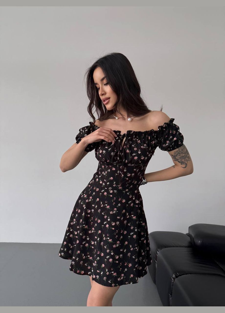 Черное легкое платье мини с разрезом черного цвета 32582 клеш Fashion с цветочным принтом