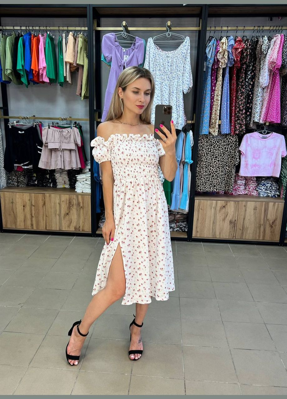 Белое красивое женское платье с корсетом резинка с распоркой на белой ноге с красными цветками. You Best