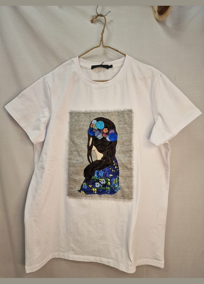 Женская белая футболка с вышивкой и аппликацией «Коса синяя» MKNK460505-2 Nora Kvittin - (346125240)