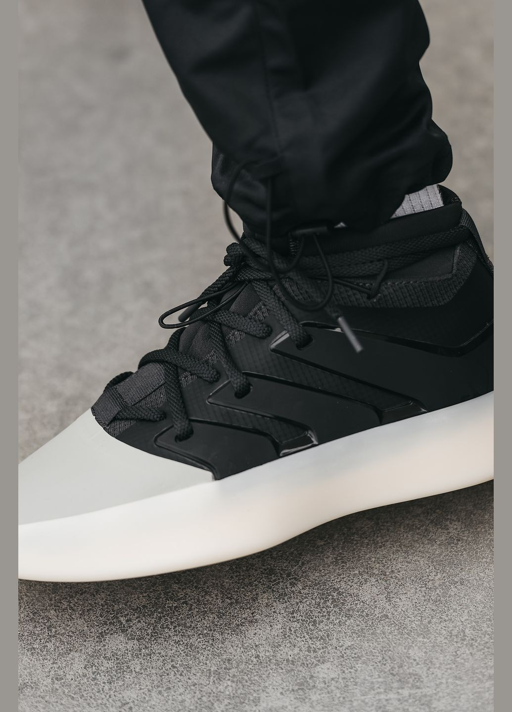 Черно-белые демисезонные кроссовки мужские adidas fear of god black white | адидас фир оф гад черно-белые No Brand