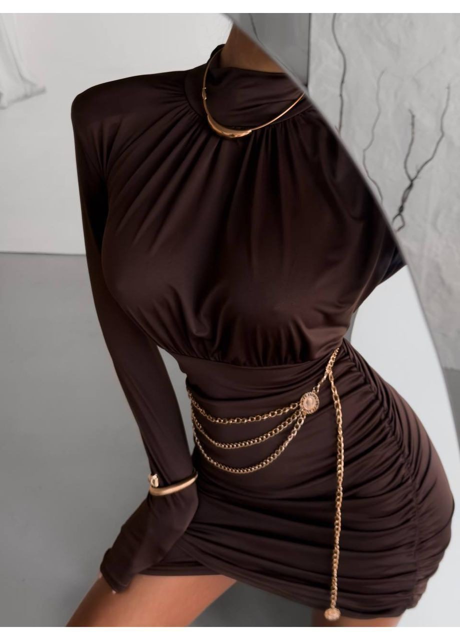 Коричневое вечернее мини платье декорировано драпировкой Adelante однотонное