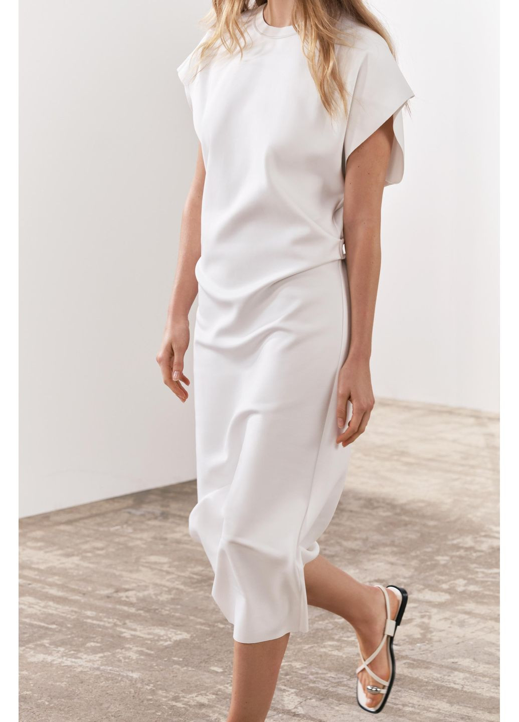 Белое платье меди из плотной ткани Zara
