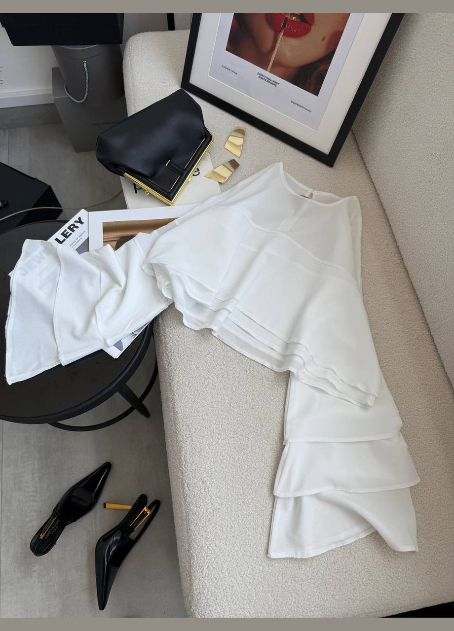 Біла шифонова блузка декорована воланами Adelante