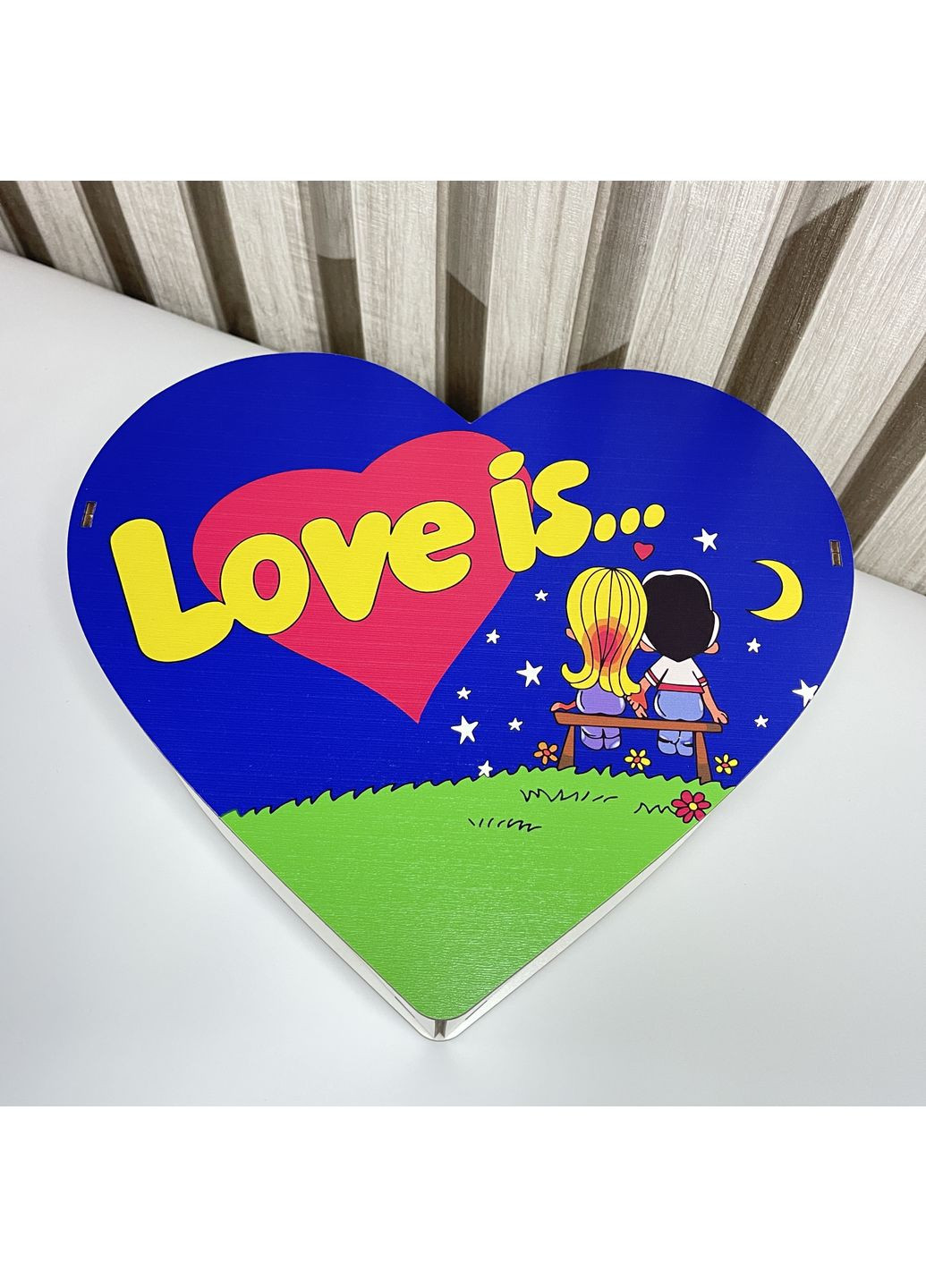 Подарунковий бокс у дерев'яній коробці у формі серця Love is з цукерками Raffaello та ведмедиком No Brand (355801962)