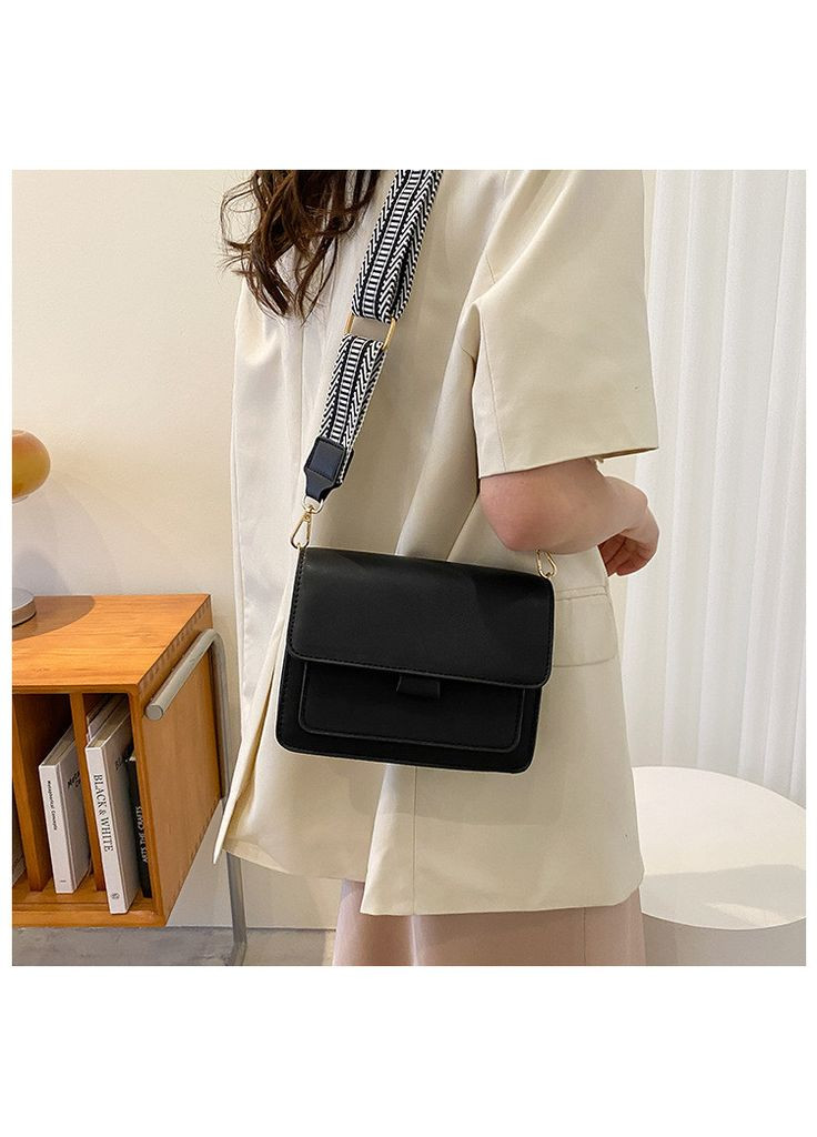 Сумка крос-боді середнього розміру з еко шкіри чорного кольору з регульованим ремінцем у вишивку No Brand (362588272)