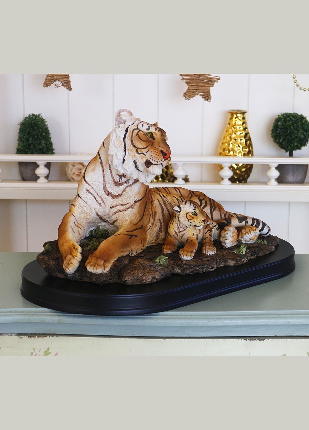 Тигриця з тигреням на дерев'яній підставці 43*24*23 см (SM002423-P1) Гранд Презент (282743487)