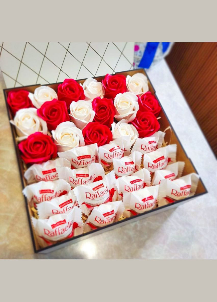 Подарунковий набір із цукерок Raffaello і троянд для дівчини (ar9) No Brand (315888792)