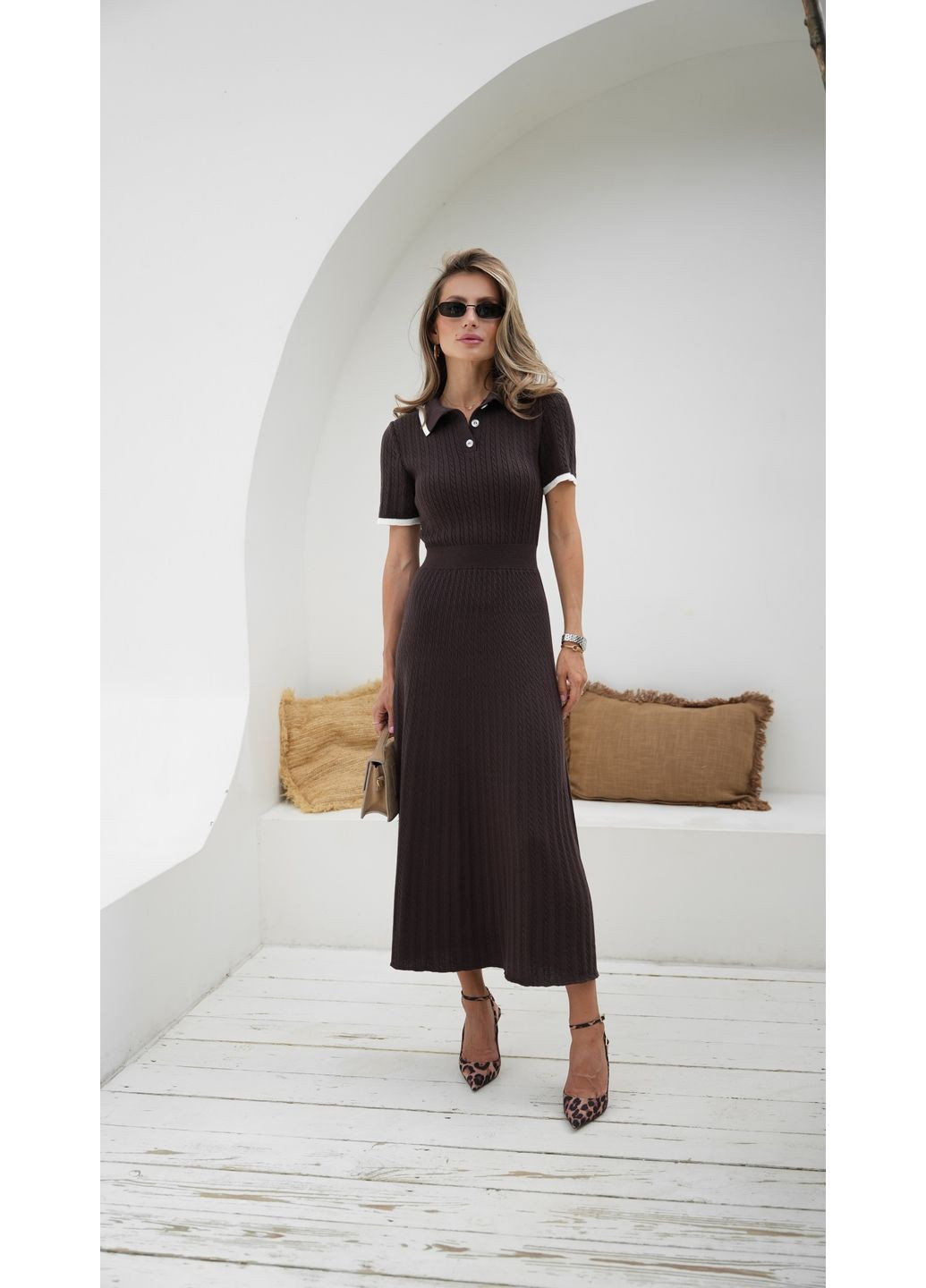 Коричнева кежуал сукня в'язана Larionoff однотонна