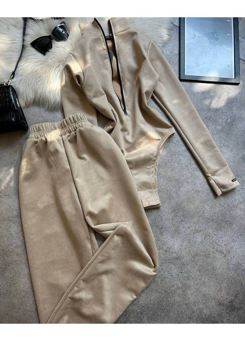 Бежевый демисезонный костюм боди + джогеры замш на дайвинге No Brand