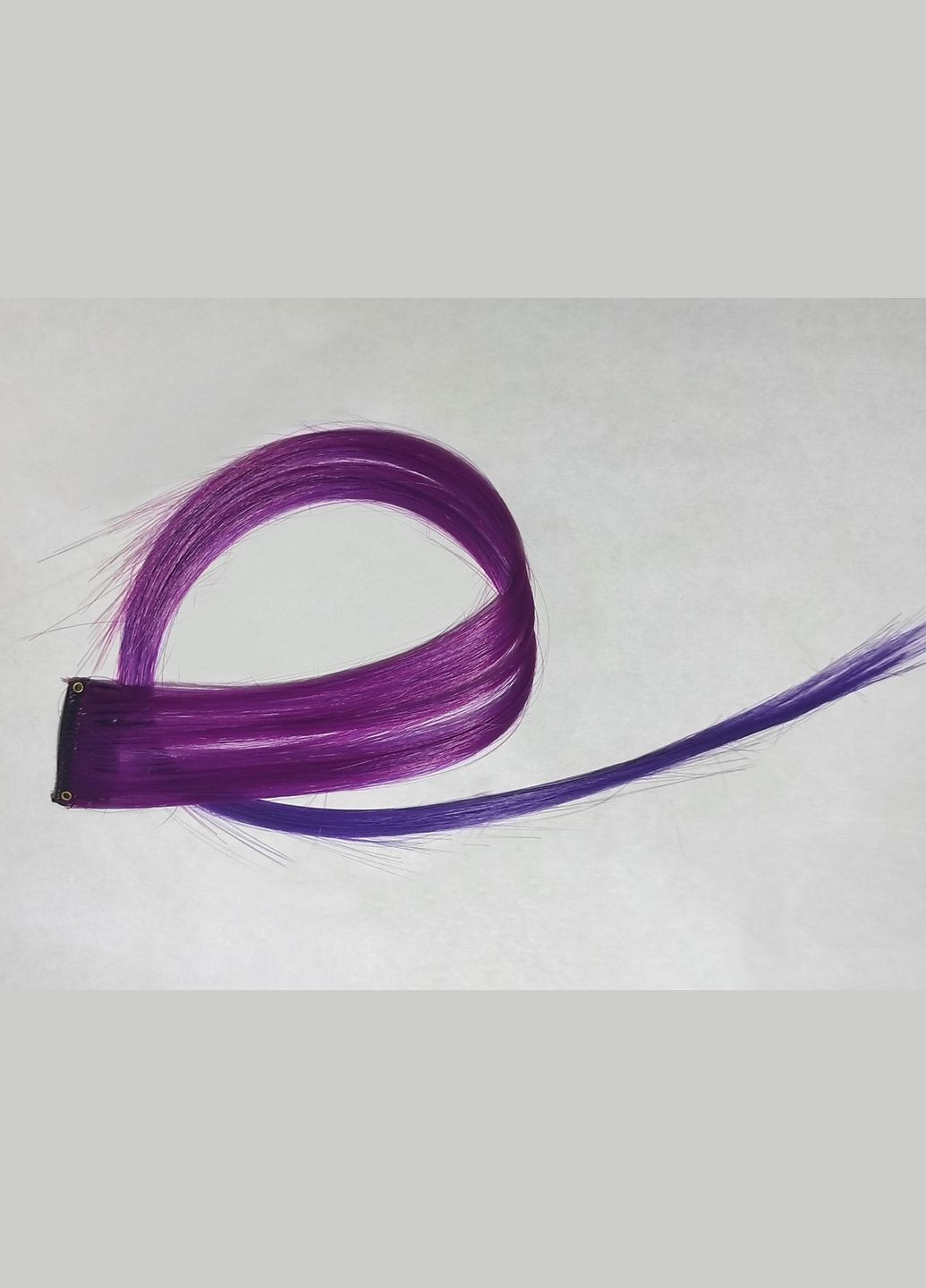 Декоративная прядь волос омбре на заколке 55 см ярко-фиолетовая. No Brand (308018892)