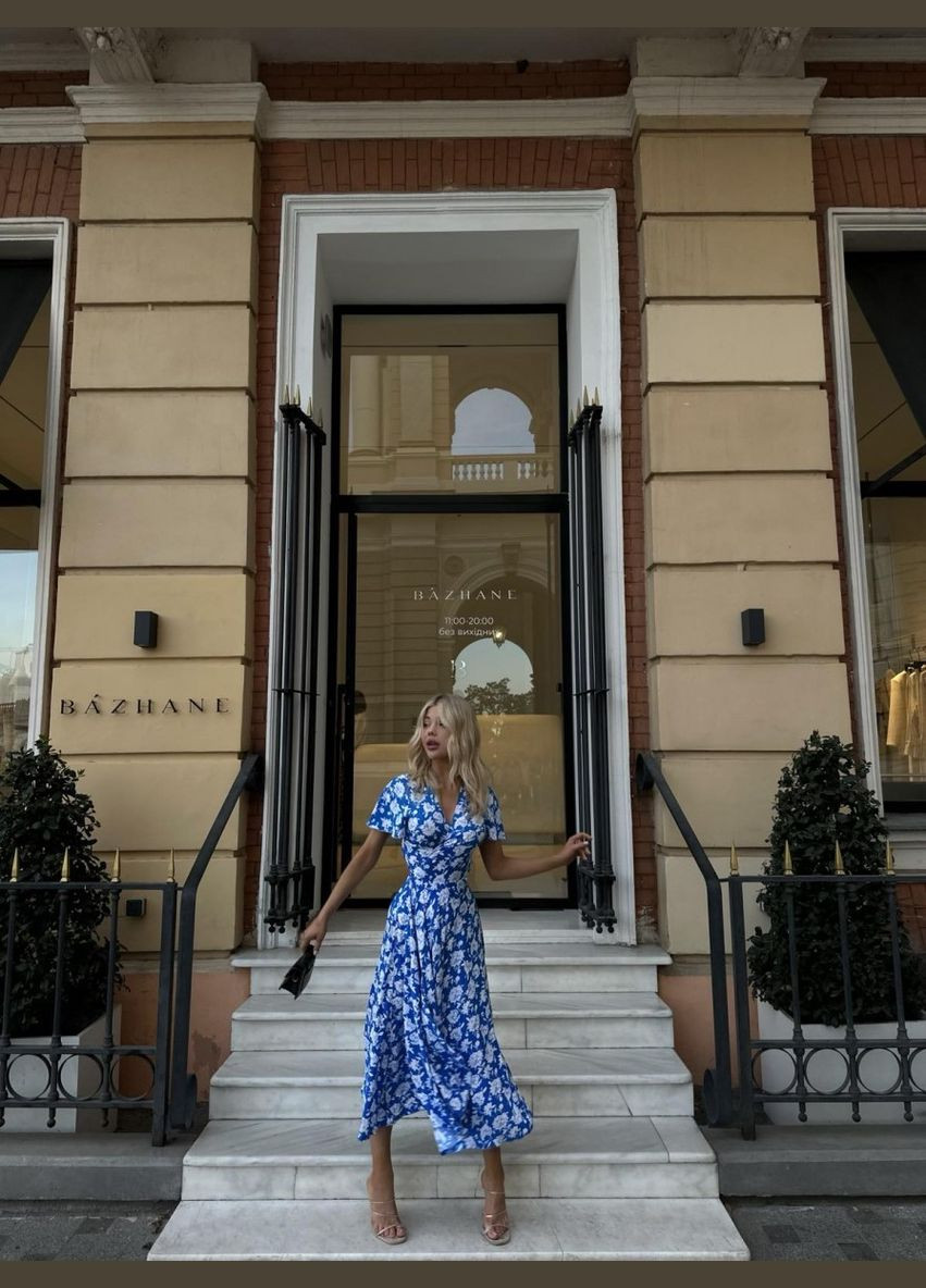 Синее пляжное платье на запах First Woman с цветочным принтом