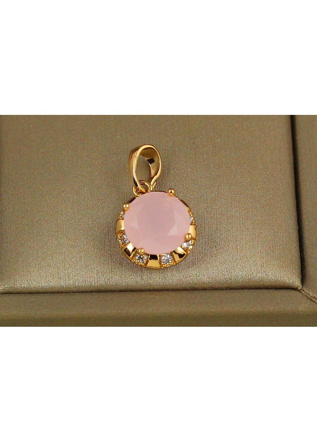 Кулон имитация розового кварца в оправе из белых фианитов 11 мм золотистый love-shopping Xuping Jewelry (358524863)