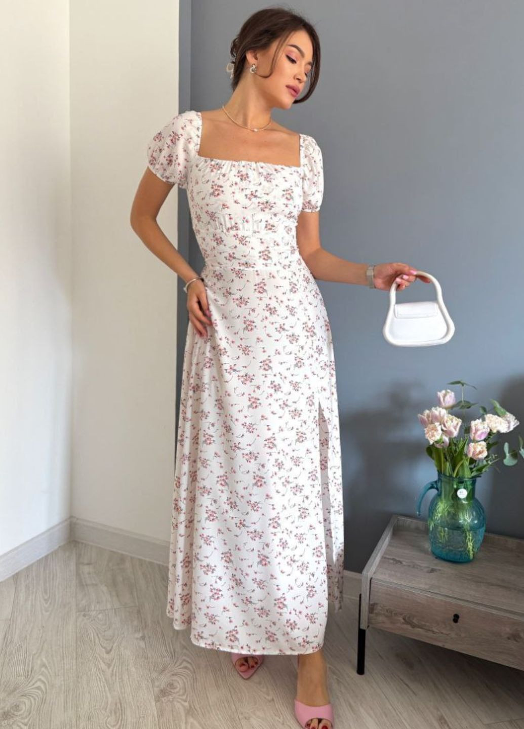 Белое повседневный платье макси с разрезом и цветочным принтом. с открытыми плечами Tik-Tak с цветочным принтом