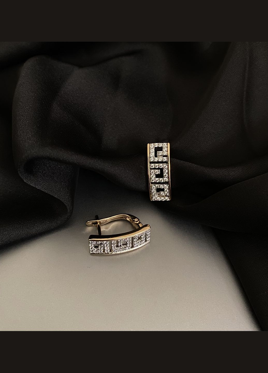 Сережки прямокутні з камінням золотого кольору англійський замок 32779 Fashion (335015197)