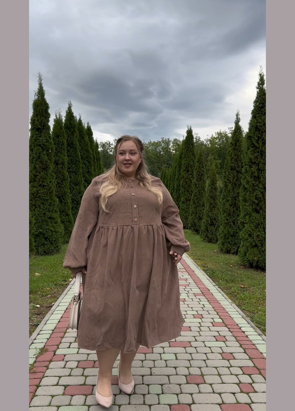 Бежевое платье вельвет EVVA