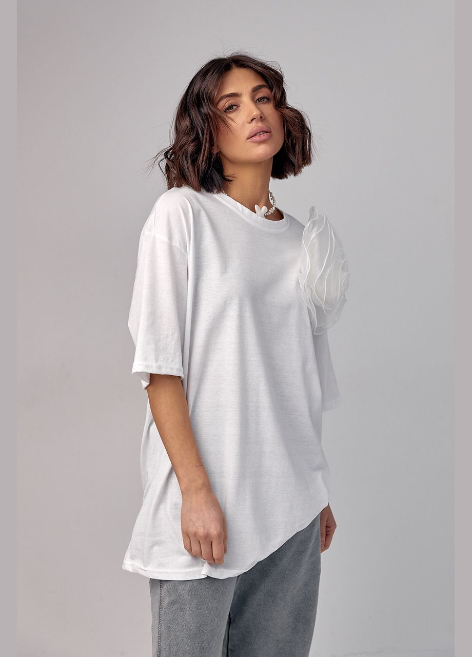 Белая летняя удлиненная футболка oversize с объемным цветком Lurex