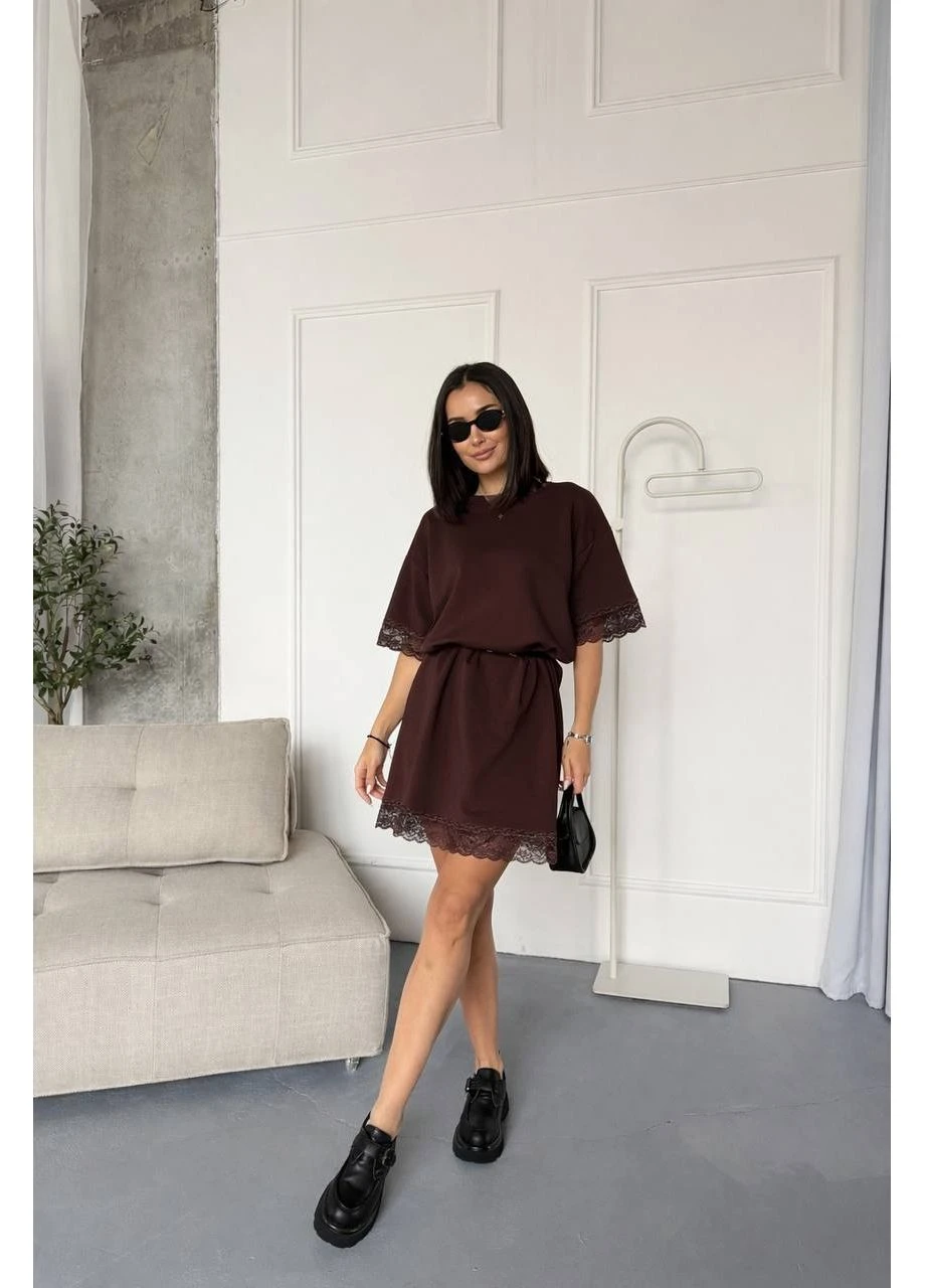 Коричневое платье-футболка с кружевом. свободного кроя. хлопок. No Brand