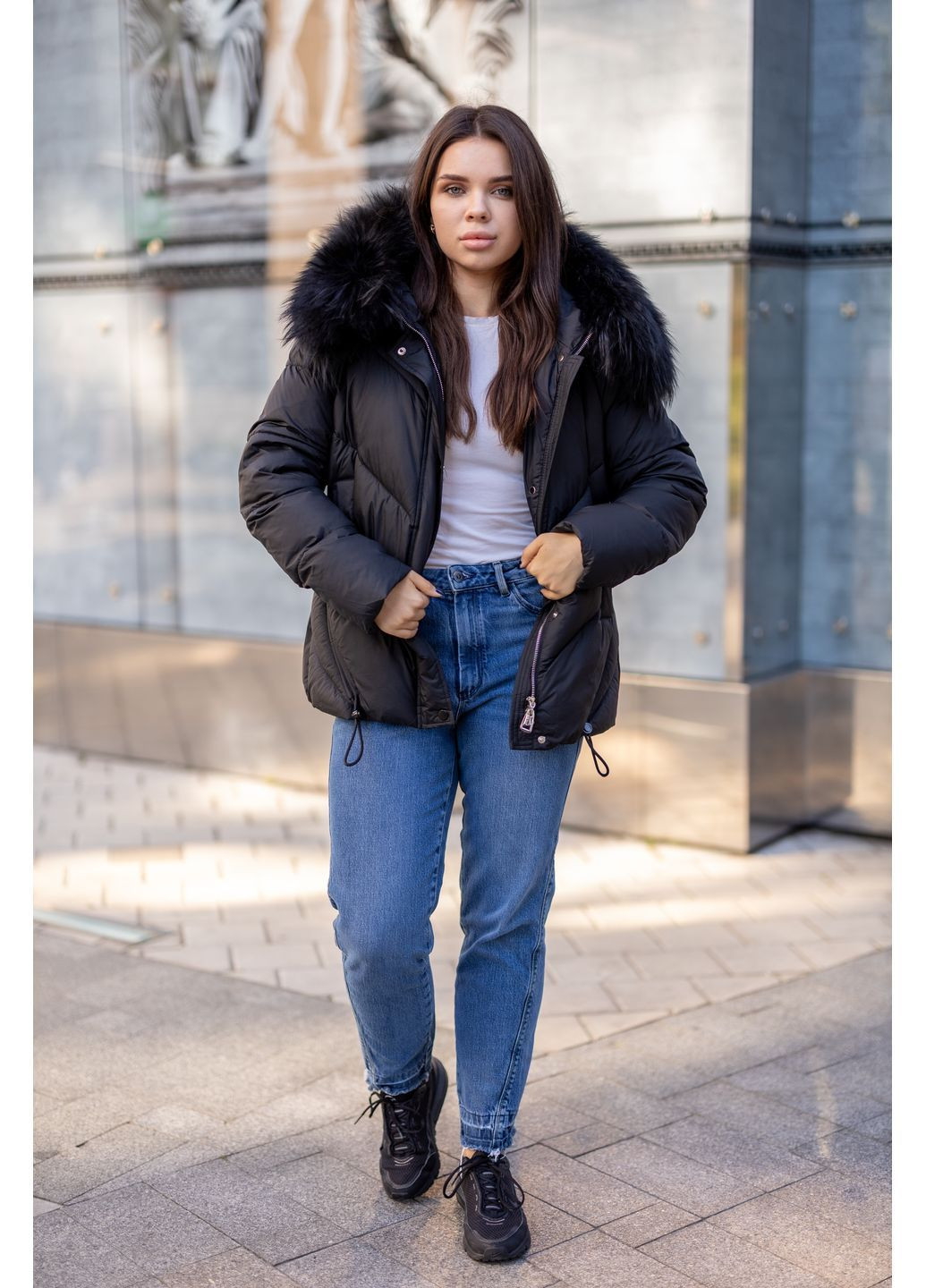 Черная зимняя зимняя женская короткая куртка с мехом енота 65526 Visdeer