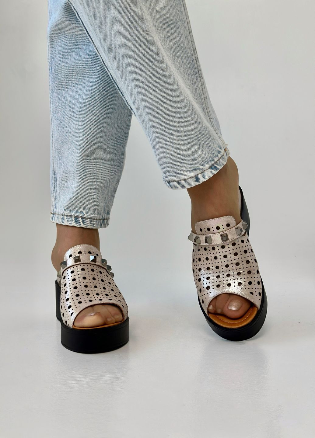 Пудровые шлепанцы женские кожаные на платформе Sherlock Soon