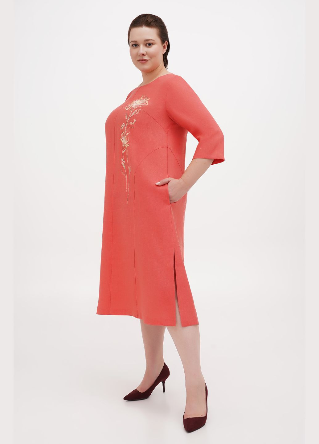 Червона вільна сукня великих розмірів з льону з вишитими квітами ольвія (plus size)., р., код 0357/58/998 ГАЛЕРЕЯ ЛЬОНУ