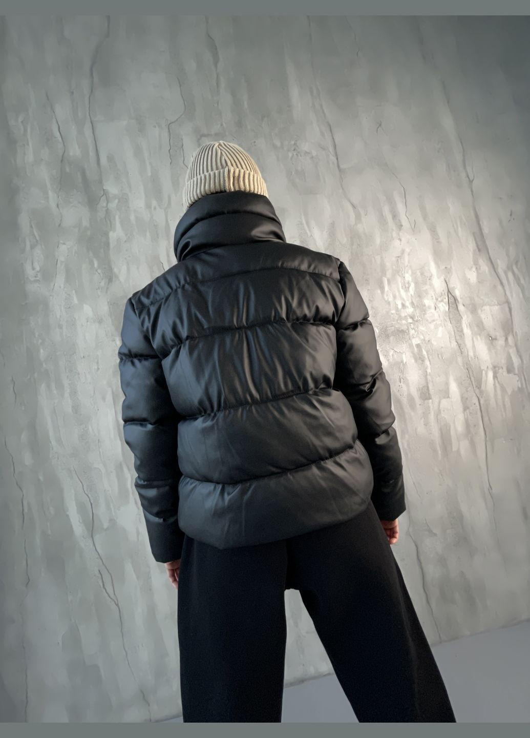 Чорний демісезонний Пуховик Intruder