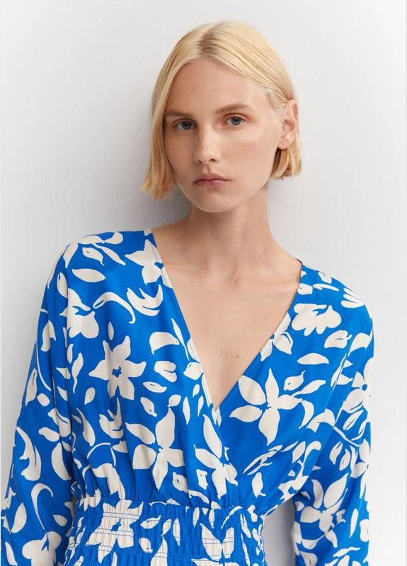 Синее платье меди на запах в цветочный принт платье вискоза Mango