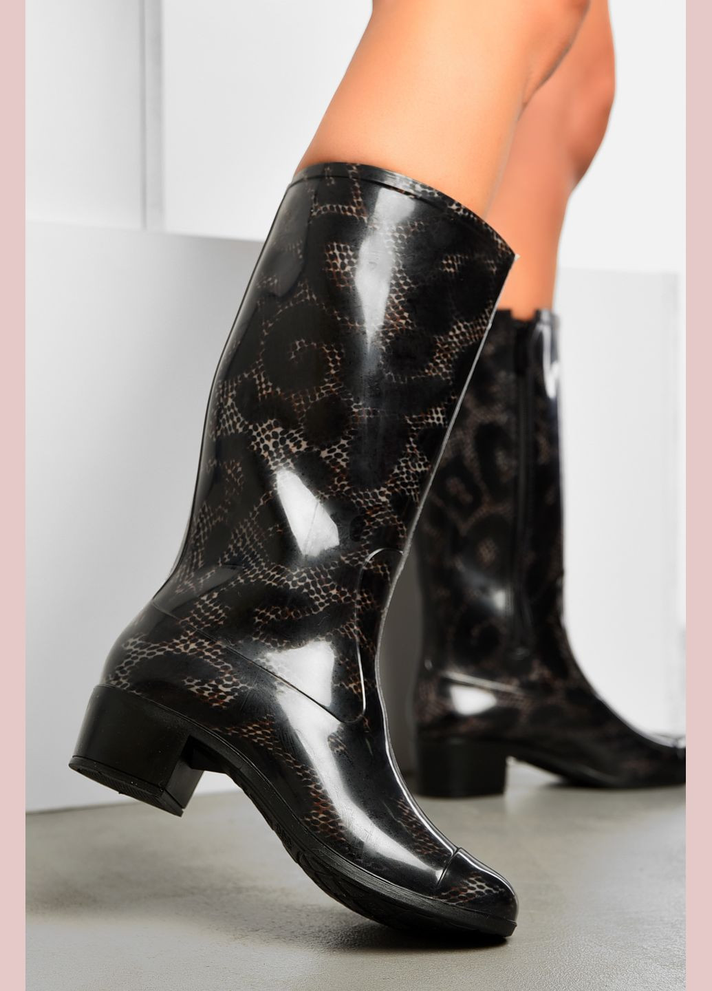 Черные сапоги резиновые высокие женские черного цвета Let's Shop