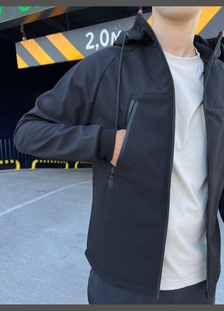 Чорна демісезонна стильна куртка софтшел на мікрофлісі Vakko