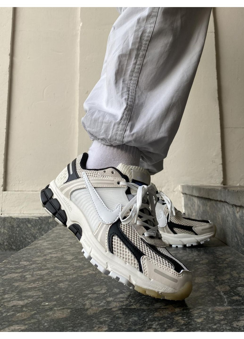 Черные демисезонные кроссовки мужские nike zoom vomero 5 beige white black найк аир зум вомеро 5 No Brand