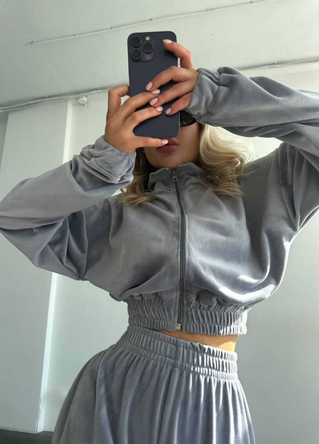 Велюровый повседневный оверсайз костюм двойка: укороченная кофта на молнии + широкие брюки высокой посадки Tik-Tak (322671646)