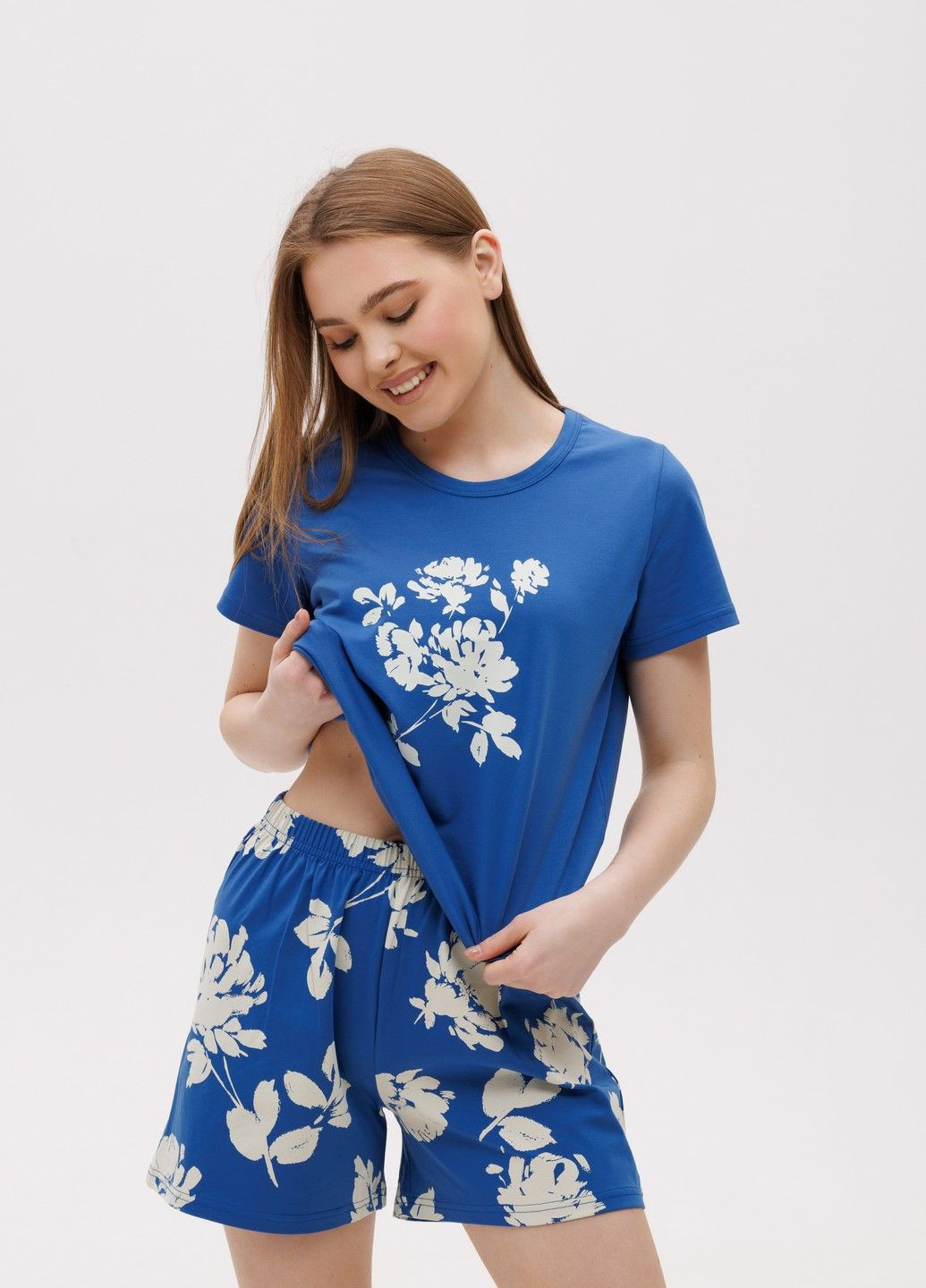 Синя всесезон бавовняна жіноча піжама з шортами та квітковим принтом s синій (4826459404121) Наталюкс 48-2645