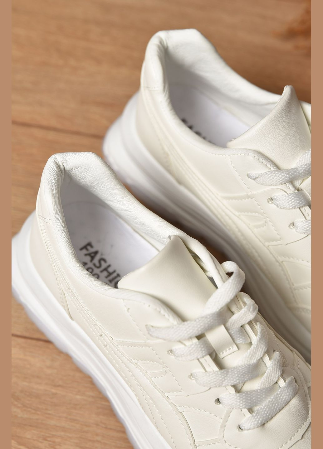 Кроссовки женские белого цвета на шнуровке Let's Shop белые демисезоны (347234631)