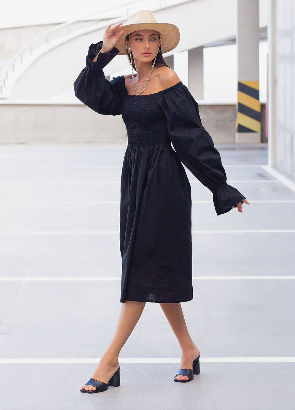 Черное повседневный женское льняное платье меди с рукавами фонариками с открытыми плечами Україна однотонное