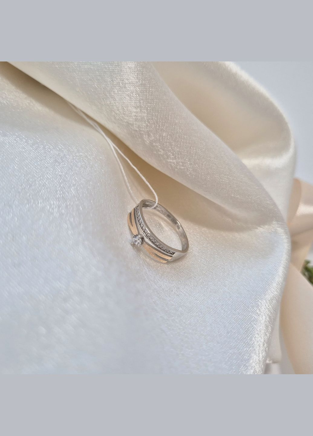 Сребряное кольцо Дорожка с золотой пластиной с Белыми Камнями.0 размер серебро 925 пробы золото 375 1677к No Brand (329189908)