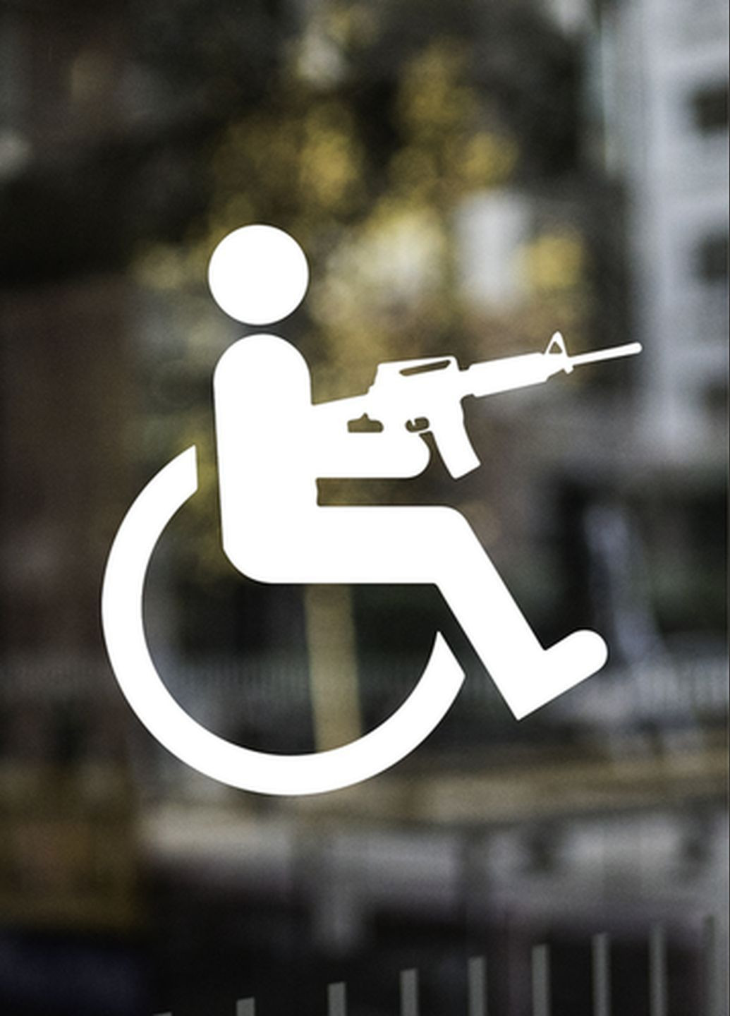 Наклейка (наліпка) на авто Людина з інвалідністю з автоматом 10х10 см (2 шт) No Brand (339619963)