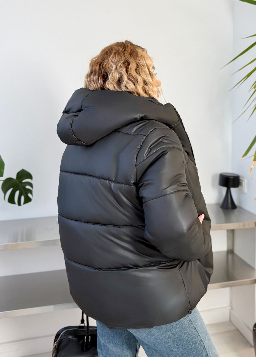 Чорна демісезонна куртка жіноча демісезонна з капюшоном на синтепоні No Brand