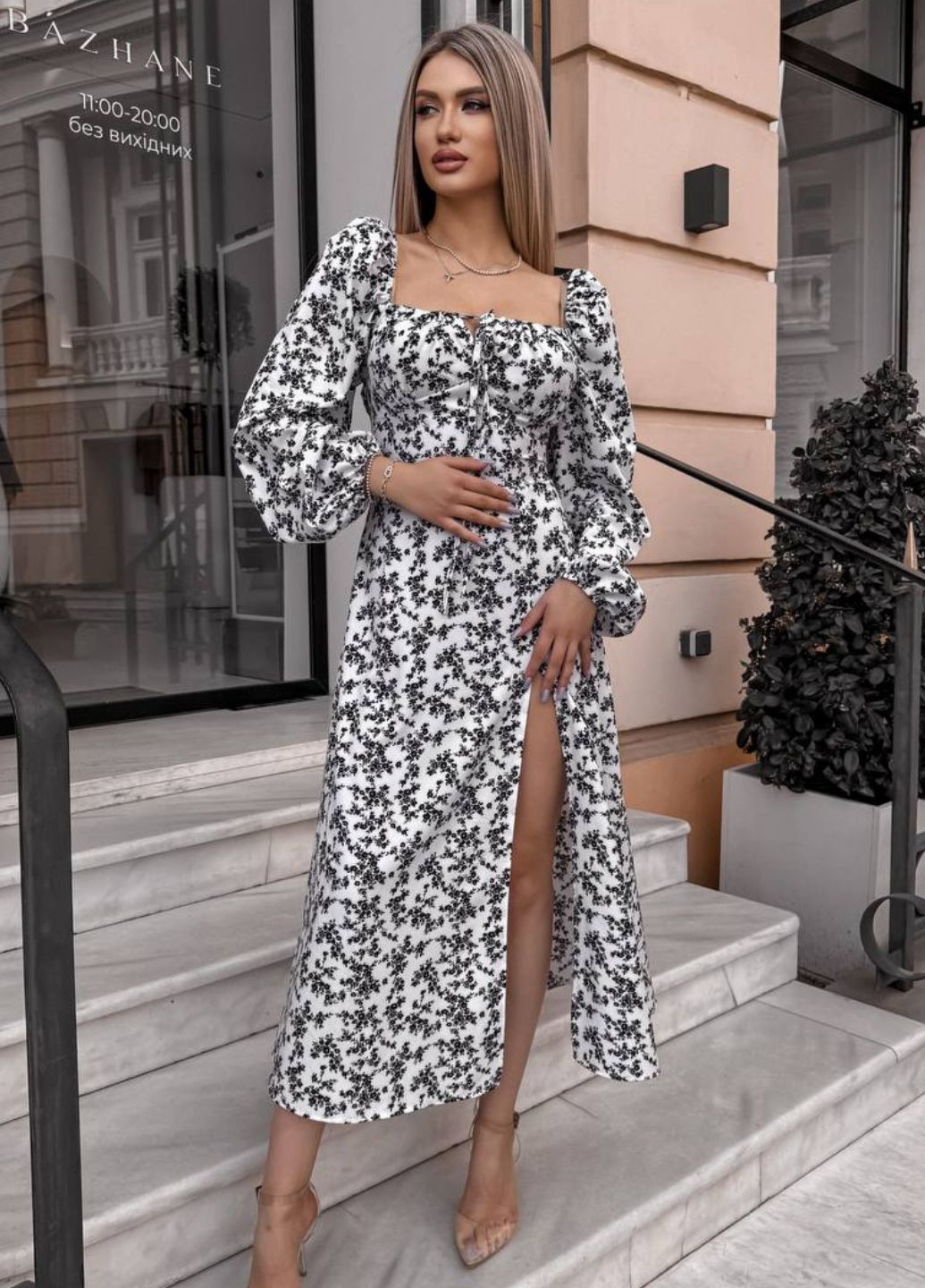 Чорно-білий повсякденний сукня міді у квітковий принт з відкритими плечима Tik-Tak з квітковим принтом
