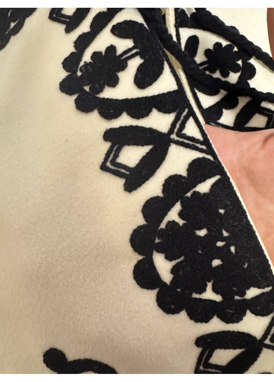 Жіночий жакет з етно-вишивкою — із контрастним чорним орнаментом ESQ (369002541)