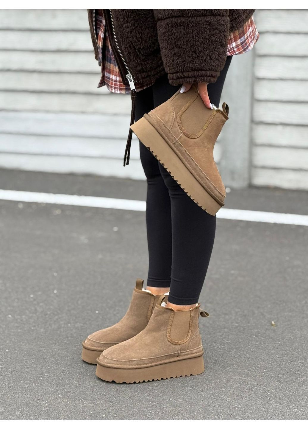 Жіночі уггі натуральна замша на платформі черевики теплі бежеві з хутром челсі зимові No Brand (366089054)