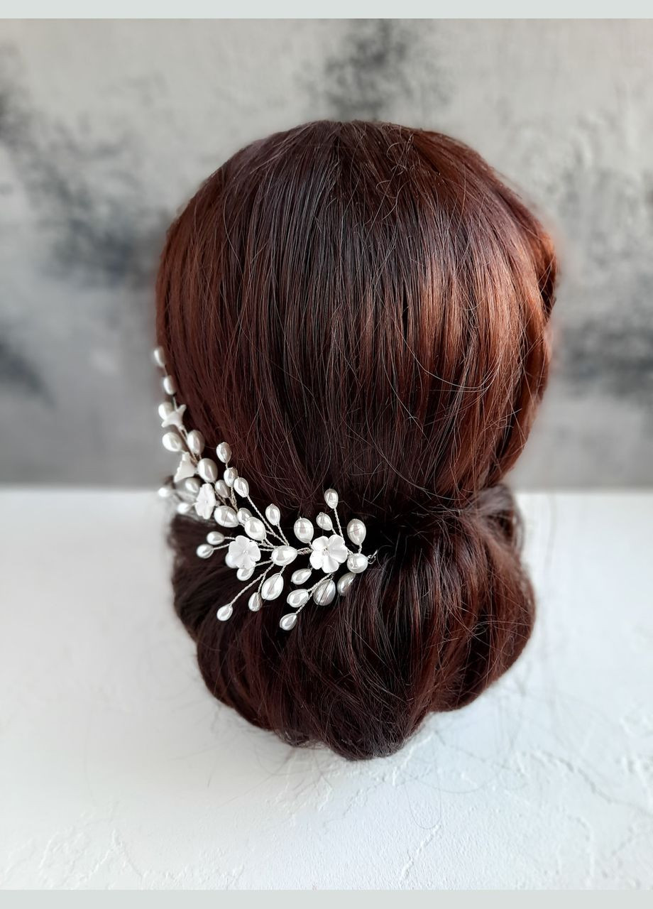 Ніжна молочна гілочка в зачіску з квітами та намистинами No Brand (342389841)