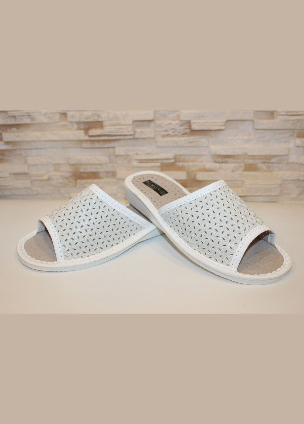 Белые тапочки комнатные женские белые натуральная кожа No Brand с перфорацией, без декора